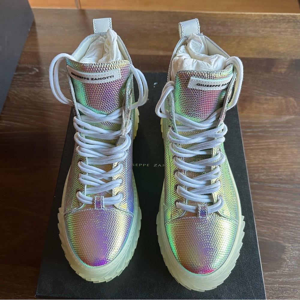 NWB Giuseppe Zanotti Unisex Shimmering Silver Leather Sneakers （MSRP $795)